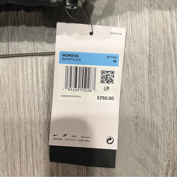 Women’s Nike Puffer Jacket - Picture 2 of 5